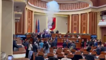 CNN: Kuvendi i Shqipërisë përfshihet nga protestat, opozita përleshet për akuzat për korrupsion kundër Belinda Balluku