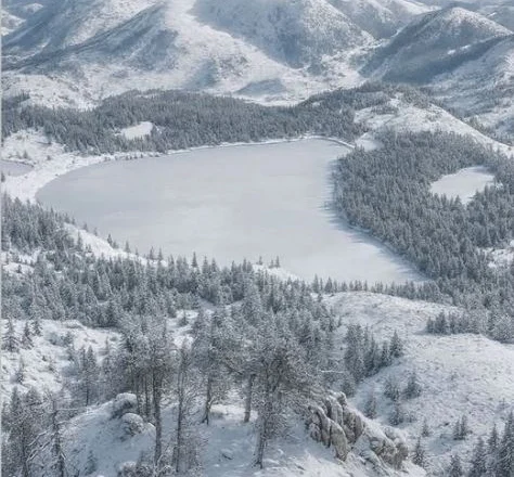 Ç’pamje fantastike nga Lura e mbuluar me borë!