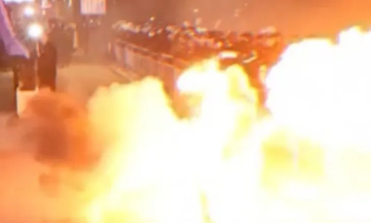 Daily Mail’ përcjell protestën e opozitës: Mijëra kundër korrupsionit në Shqipëri