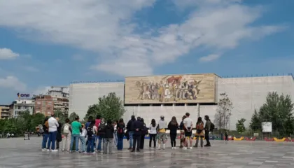 Daljet jashtë vendit rriten më shpejt se hyrjet e të huajve, shifrat e INSTAT zbulojnë bilancin e nëntorit