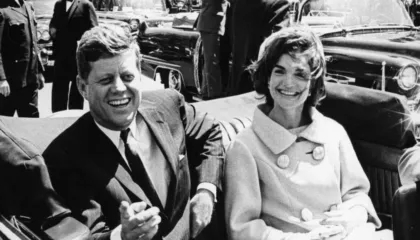 Dashuria sekrete e Jackie Kennedy me njërin nga njerëzit më të afërt të presidentit amerikan, letrat sekrete zbulojnë historinë