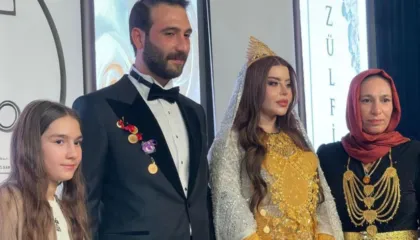 Dasma që bëri xhiron e rrjetit, nusja nuk mban dot kilogramët me ar, avokati e mbulon me florinj nga koka te këmbët