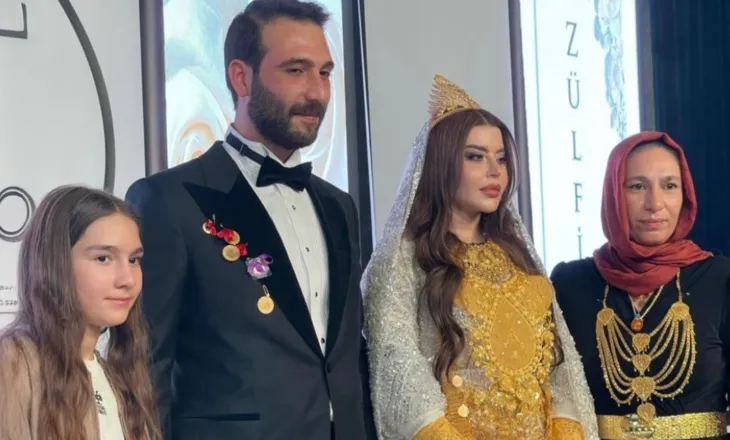 Dasma që bëri xhiron e rrjetit, nusja nuk mban dot kilogramët me ar, avokati e mbulon me florinj nga koka te këmbët