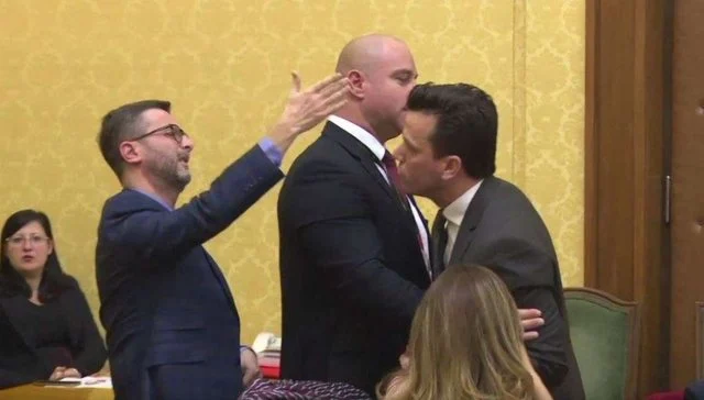 Debate në Komisionin e Ekonomisë, Agron Shehaj përplaset ashpër me Erion Braçen