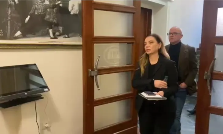 Debate tek “Etika”/ PS kërkon përjashtimin e 29 deputetëve të PD pas përleshjeve në Kuvend, demokratët: Mbledhja duhet të jetë me dyer të hapura