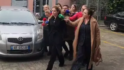 Del pas dy orësh nga SPAK Olta Xhaçka/ “Kyç” gojën para gazetarëve
