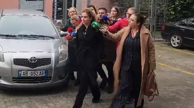 Del pas dy orësh nga SPAK Olta Xhaçka/ “Kyç” gojën para gazetarëve