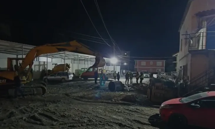 Dëmtimi i linjës së furnizimit me ujë në Vlorë, vijon puna për riparimin