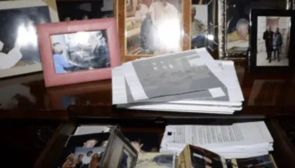 Departamenti i Drejtësisë në SHBA nën akuza! Fshijnë fotot e Presidentit Trump nga dosja “Epstein”