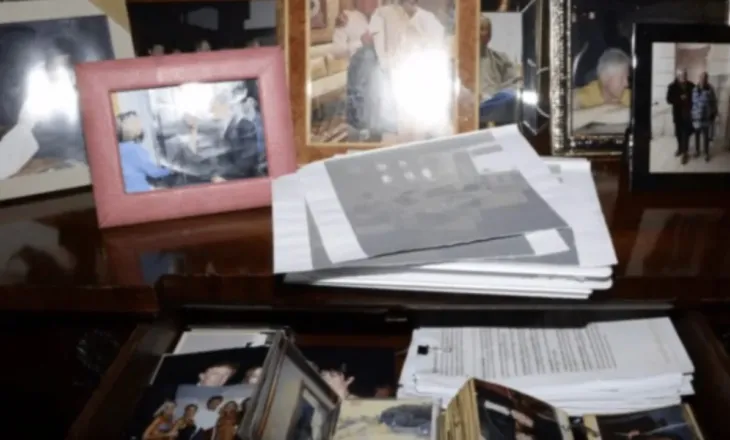 Departamenti i Drejtësisë në SHBA nën akuza! Fshijnë fotot e Presidentit Trump nga dosja “Epstein”