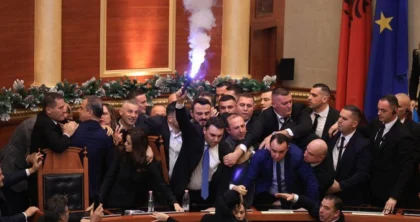 Deputetët e PD përleshen me Gardën, PS vijojn me votimin e rendit të ditës