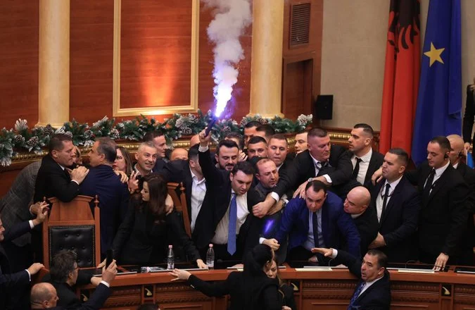 Deputetët e PD përleshen me Gardën, PS vijojn me votimin e rendit të ditës