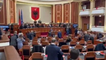 Deputetët e PD rrethohen nga Garda, Berisha: Larg duart kriminelë! Bardhi: Suel Çela s’jep urdhra këtu