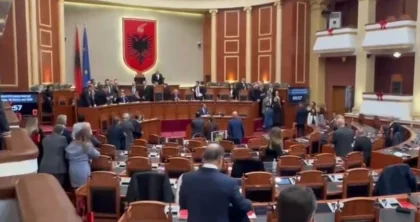 Deputetët e PD rrethohen nga Garda, Berisha: Larg duart kriminelë! Bardhi: Suel Çela s’jep urdhra këtu