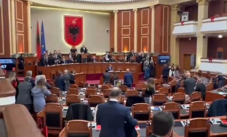 Deputetët e PD rrethohen nga Garda, Berisha: Larg duart kriminelë! Bardhi: Suel Çela s’jep urdhra këtu