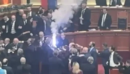 Deputeti i PD ndez tjetër flakadan në Kuvend, Garda ia merr nga dora