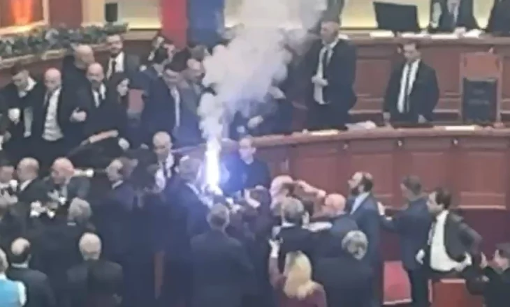 Deputeti i PD ndez tjetër flakadan në Kuvend, Garda ia merr nga dora