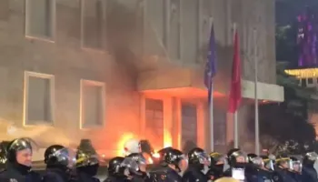 Dhuna e PD ndaj policisë, shoqërohet një nga militantet e Berishës