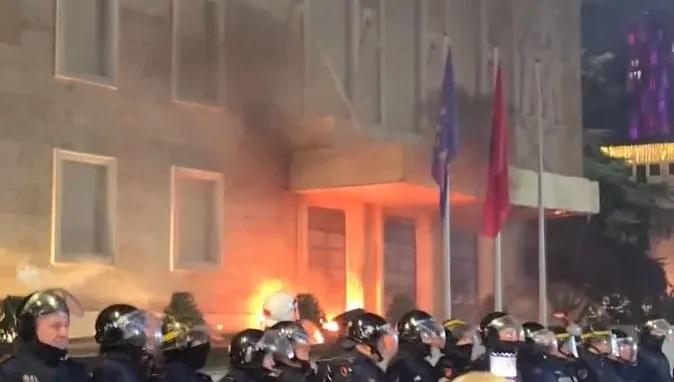 Dhuna e PD ndaj policisë, shoqërohet një nga militantet e Berishës