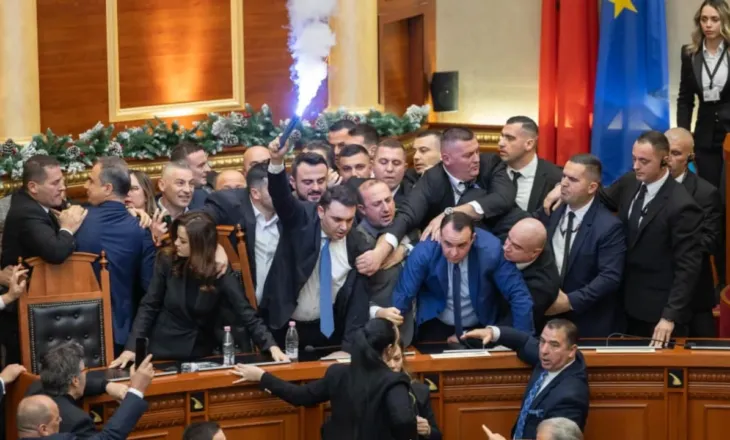 Dhuna në Kuvend, “Etika” përjashton me 30 ditë gjashtë deputetë të PD. ‘Shpëtojnë’ 23 të tjerë