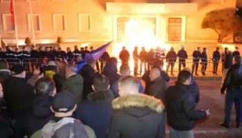 “Dhunë është zhvatja e ministrave ndaj shqiptarëve”, Berisha flet pas protestës për ‘Politico’, Rama i përgjigjet: S’janë armiq, por bashkëqytetarë të dëshpëruar