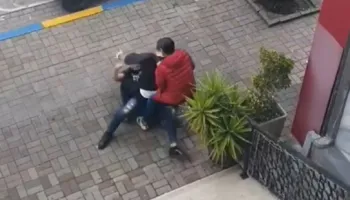 Dhunuan punonjësit e INUV dhe dy efektivë, përfundojnë në pranga 3 të rinjtë problematik