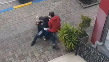 Dhunuan punonjësit e INUV dhe dy efektivë, përfundojnë në pranga 3 të rinjtë problematik