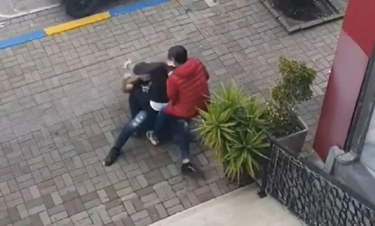 Dhunuan punonjësit e INUV dhe dy efektivë, përfundojnë në pranga 3 të rinjtë problematik