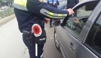 Dhurata per festat/ Vec cmimeve te larta, Policia kryen masakër gjobash në Tiranë