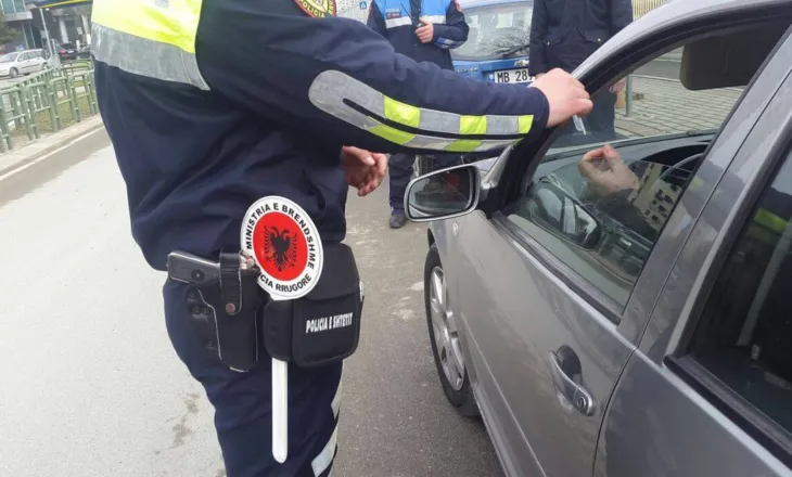 Dhurata per festat/ Vec cmimeve te larta, Policia kryen masakër gjobash në Tiranë