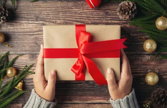 Dhuratat e Krishtlindjeve, ja me çfarë t’i surprizoni të dashurit tuaj sipas shenjës së tyre të horoskopit