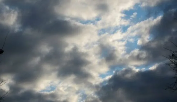 Diell, mjegull në mëngjes dhe ngrica në zonat malore, parashikimi i motit për ditën e sotme