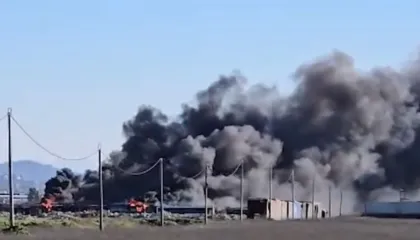 Digjen dhjetëra autobusë të rreshtuar në sektorin Rinia në Durrës, tymi mbulon zonën