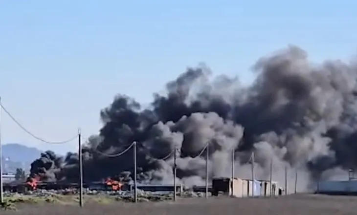 Digjen dhjetëra autobusë të rreshtuar në sektorin Rinia në Durrës, tymi mbulon zonën