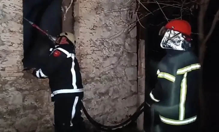 Digjet një banesë e pabanuar në Lushnje, dyshohet për zjarrvënie të qëllimshme