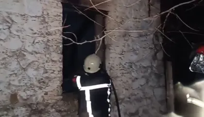 Digjet një shtëpi e pabanuar në Lushnjë, dyshohet për zjarrvënie të qëllimshme