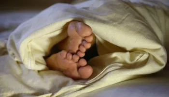 Dimri i ftohtë, ja si të mbani trupin ngrohtë gjatë gjumit