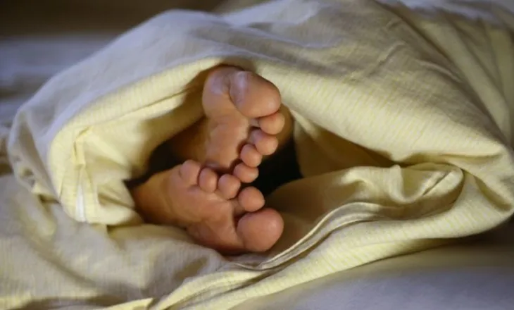 Dimri i ftohtë, ja si të mbani trupin ngrohtë gjatë gjumit