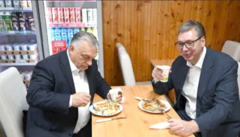 Diplomaci me byrek e kos, ja takimi i pazakontë Vuçiç-Orban që vulosi “pazarin” për NIS