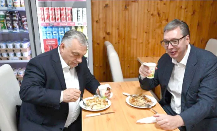 Diplomaci me byrek e kos, ja takimi i pazakontë Vuçiç-Orban që vulosi “pazarin” për NIS