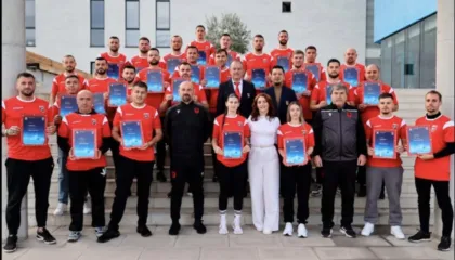 Diplomat për trajnerë nuk ndalen as për fundviti, jepen UEFA C për Tiranën