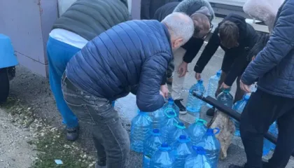 Disa ditë pa furnizim me ujë, qytetarët e Vlorës dynden te burimi i Ujit të Ftohtë