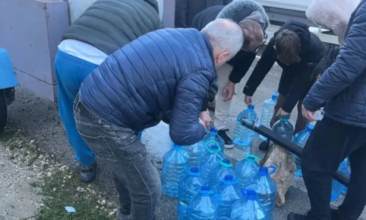 Disa ditë pa furnizim me ujë, qytetarët e Vlorës dynden te burimi i Ujit të Ftohtë