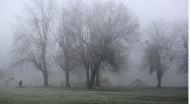 Dita e sotme me kthjellime dhe vranësira kalimtare, mjegulla prezente gjatë paradites dhe mbrëmjes