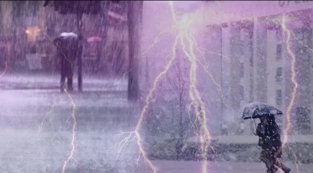 Dita e sotme me vranësira, reshje shiu dhe shtrëngata, zonat ku do ketë prezencë bore