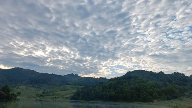 Dita sot parashikohet me vranësira dhe kthjellime, reshje të lehta në zonat malore