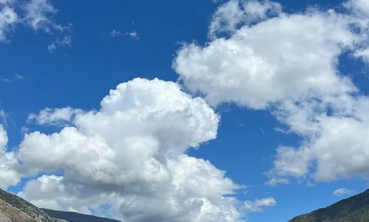 Ditë me diell por temperatura të ulëta, parashikimi i motit për sot