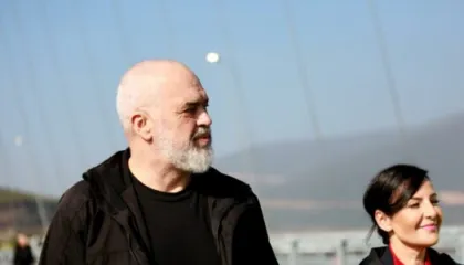 “Ditën e premte, ora 11:00″/ Plas keq Bardhi: Rama s’guxon të shkarkojë Mirlindën, se e merr me vete bashkë me Lindën