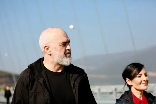 “Ditën e premte, ora 11:00″/ Plas keq Bardhi: Rama s’guxon të shkarkojë Mirlindën, se e merr me vete bashkë me Lindën