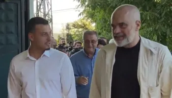 Djali i Hashim Thaçit falenderon publikisht Ramën pasi shkoi të takonte të atin në Hagë: Je shembulli i atdhedashurisë